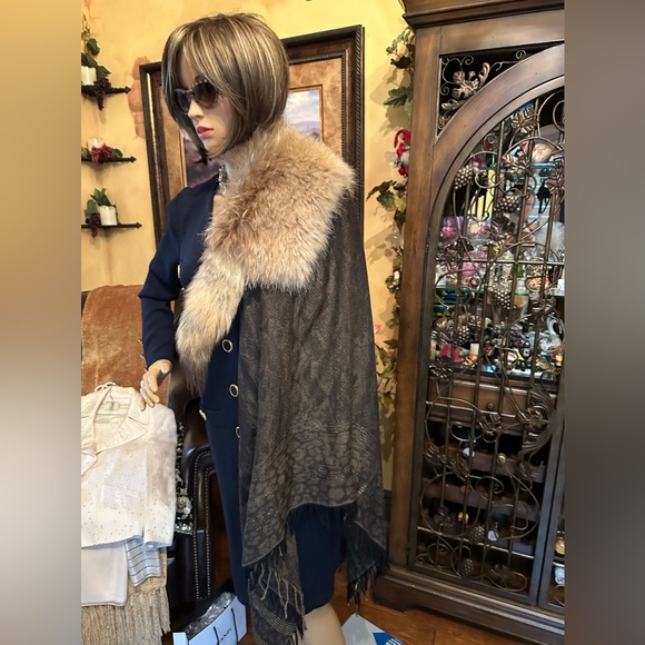 Roberto Cavalli Wool and Coyote Shawl - Picture 4 of 15